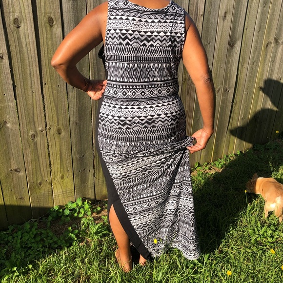 NWOT BLACK AND WHITE AZTEC PRINT SIDE SLIT MAXI DRESS - Picture 5 of 6